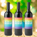 Étiquette Pour Bouteilles De Vin Sois Joyeux et lumineux Rainbow Custom Christmas P<br><div class="desc">Magnifique arc-en-ciel vin de fête de Noël étiquette dans des couleurs assez audacieuses qui dit Be Merry and Bright. Cadeaux de vacances à thème gay pride pour une famille LGBTQ.</div>