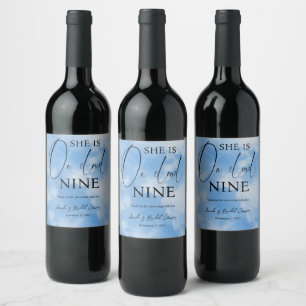 Étiquette Pour Bouteilles De Vin Sur Cloud Neuf Calligraphie Fête des mariées bleue