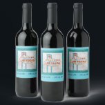 Étiquette Pour Bouteilles De Vin SYMBOLE REtro Vegas Grunge Style<br><div class="desc">Grunge version de l'icône rétro Las Vegas signe avec arrière - plan bleu. Parfait pour les soirées et événements de Las Vegas,  les soirées bachelor et bachelorette Las Vegas,  et d'autres événements thématiques de la région. Personnaliser avec du texte en bas</div>