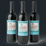 Étiquette Pour Bouteilles De Vin SYMBOLE REtro Vegas Grunge Style<br><div class="desc">Grunge version de l'icône rétro Las Vegas signe avec arrière - plan bleu. Parfait pour les soirées et événements de Las Vegas,  les soirées bachelor et bachelorette Las Vegas,  et d'autres événements thématiques de la région. Personnaliser avec du texte en bas</div>