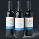 Étiquette Pour Bouteilles De Vin Tags cadeaux Holly Jolly Christmas<br><div class="desc">Cette collection de produits présente un design de typographie de vacances gai avec l'expression "Avoir un Noël Holly Jolly" dans des couleurs vives et attrayantes et une police de script moderne. Le lettrage ludique et les teintes vibrantes apportent une touche joyeuse et contemporaine à la décoration et aux cadeaux de...</div>