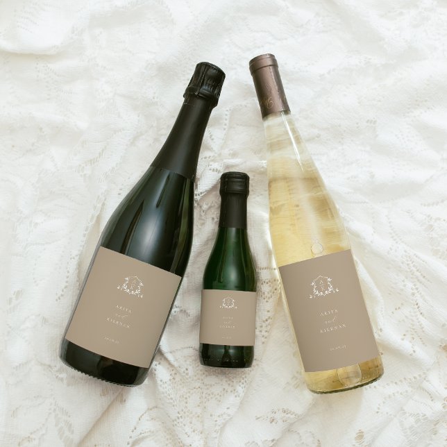 Étiquette Pour Bouteilles De Vin Vins intemporels Monogramme Crest Beige (Créateur téléchargé)