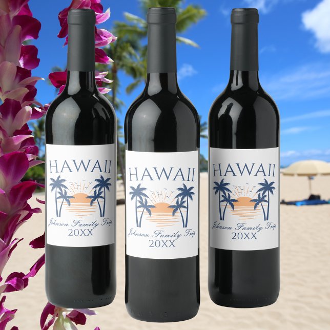 Étiquette Pour Bouteilles De Vin Voyage en famille Hawaii (Three wine bottles with Hawaii family trip labels, set against a beach background with palm trees an)