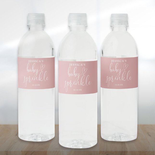 Étiquette Pour Bouteilles D'eau Baptême de bébé Rose Poussiéreuse Écriture Élégant (Elegant Script Dusty Rose Baby Sprinkle Shower Water Bottle Label)