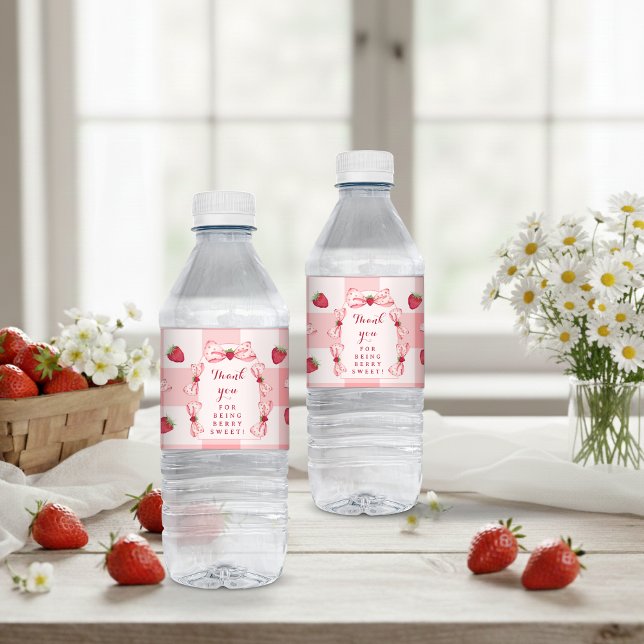 Étiquette Pour Bouteilles D'eau Berry First Birthday Strawberry Red Gingham Bows (Berry First Birthday Strawberry Red Gingham Bows Water Bottle Label)