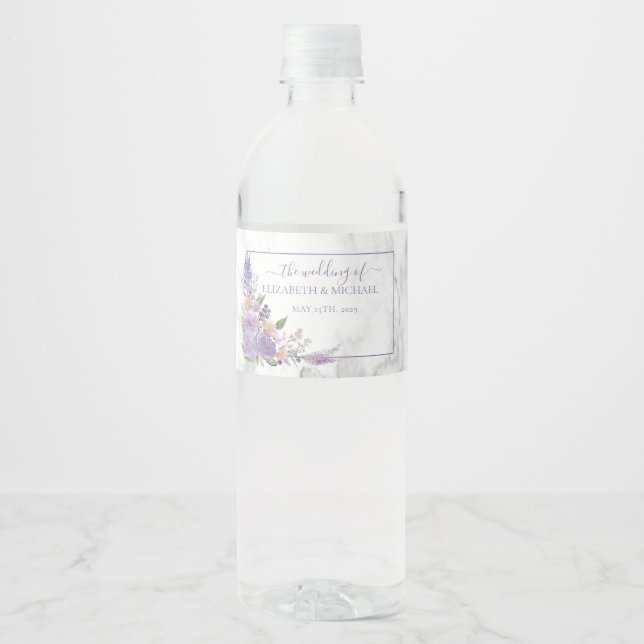 Étiquette Pour Bouteilles D'eau Mariage floral en marbre de lavande rustique (Devant)