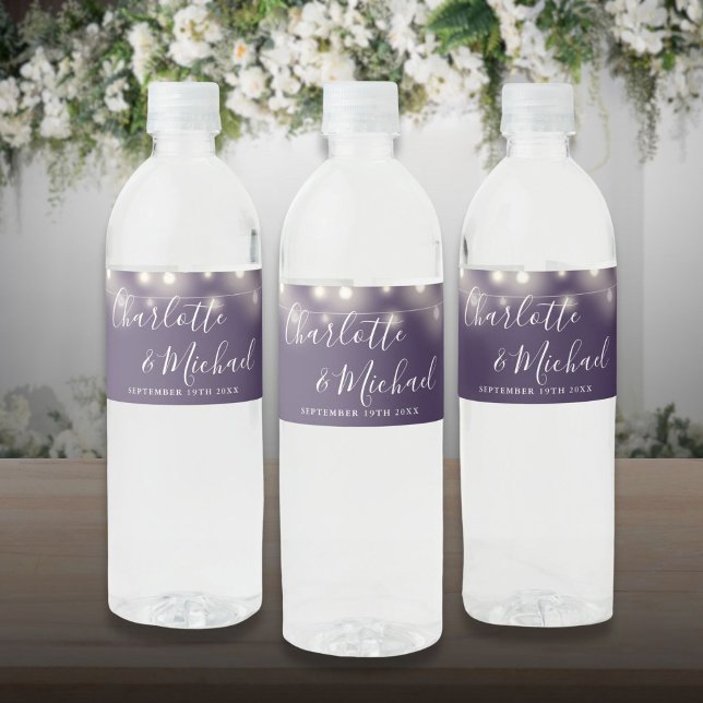 Étiquette Pour Bouteilles D'eau Mariage violet du script de signature (Signature Script String Lights Purple Wedding Water Bottle Label)