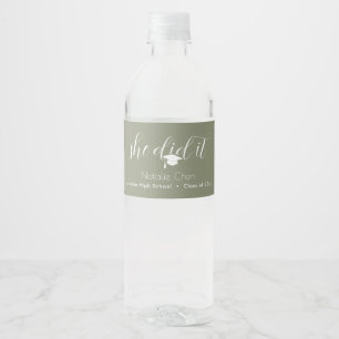 Étiquette Pour Bouteilles D'eau Moderne Sage Green Polices Élégantes Graduation
