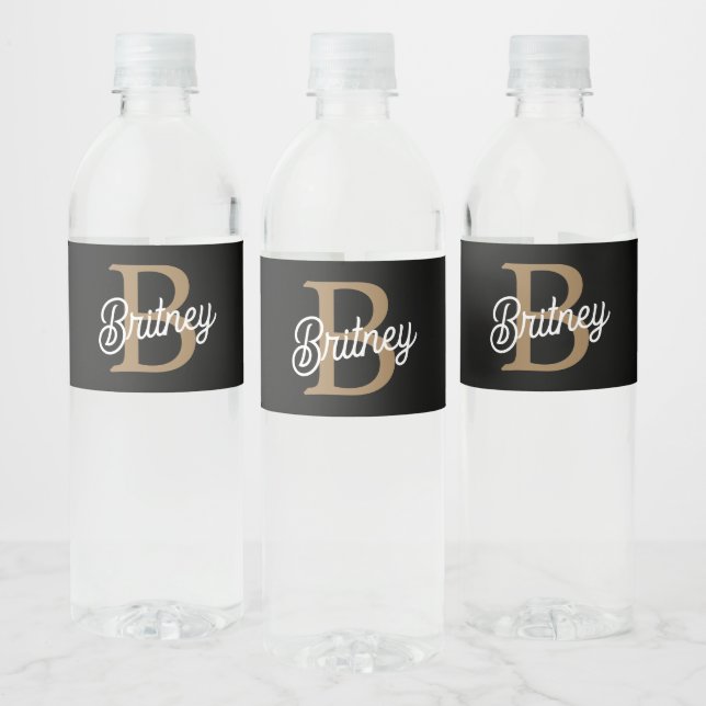 Étiquette Pour Bouteilles D'eau Monogramme moderne élégant Nom Black Gold Script (Bouteilles)