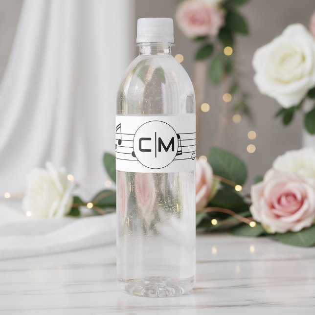 Étiquette Pour Bouteilles D'eau Notes musicales Mariage Monogramme noir et blanc (Front view black white musical notes with classic melody themed ceremony wedding water bottle label)