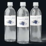 Étiquette Pour Bouteilles D'eau Rustic Navy Dusty Blue & Indigo Rose Mariage<br><div class="desc">Ces étiquettes de bouteilles d'eau rendront votre célébration mariage d'autant plus spéciale. Elles présentent un design simple mais élégant avec un ensemble de roses aquarellés dans les tons bleu poussiéreux, bleu marine et indigo. Il y a des lettres de script pour les noms du couple mariage et un endroit pour...</div>