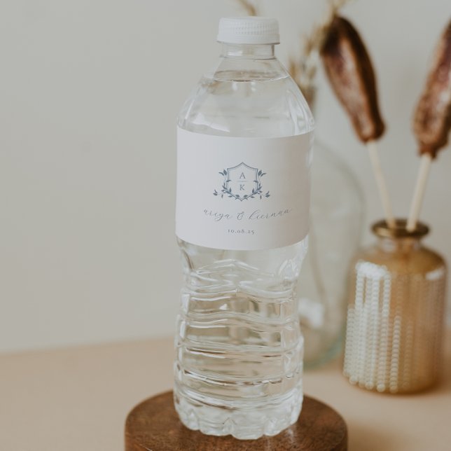 Étiquette Pour Bouteilles D'eau Vins intemporels Dusty Blue Crest Mariage Monogram (Créateur téléchargé)