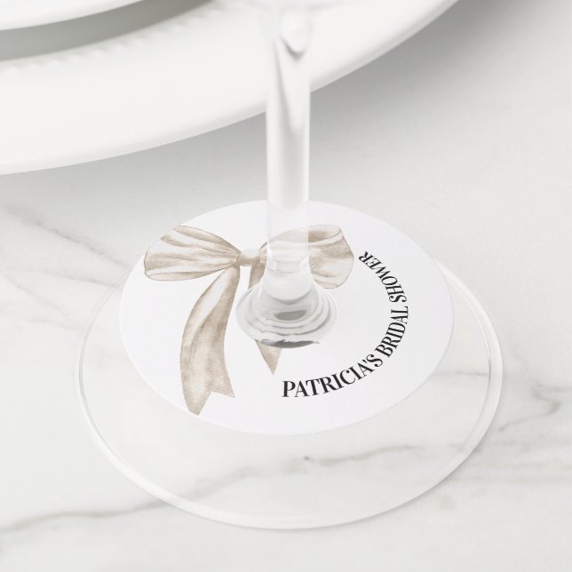 Étiquette Pour Verre De Vin Fête de Mariage de White Bow She's Tying the Knot (De près)