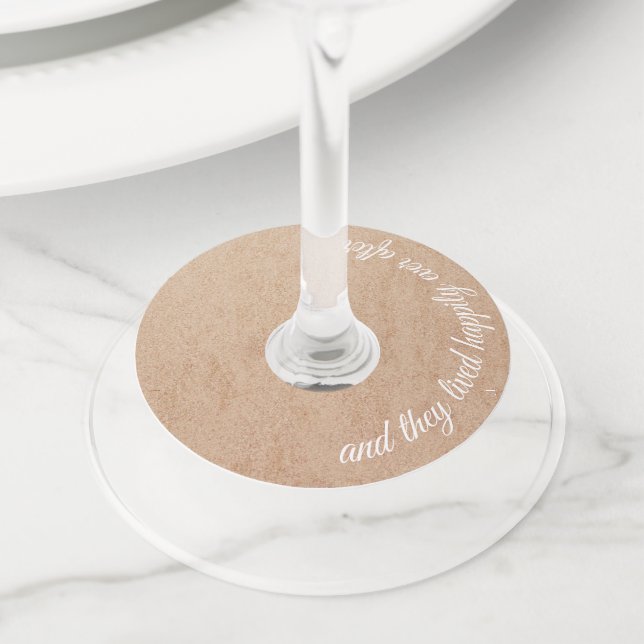 Étiquette Pour Verre De Vin Papier Kraft Et Ils Ont Vécu Heureusement Après (De près)