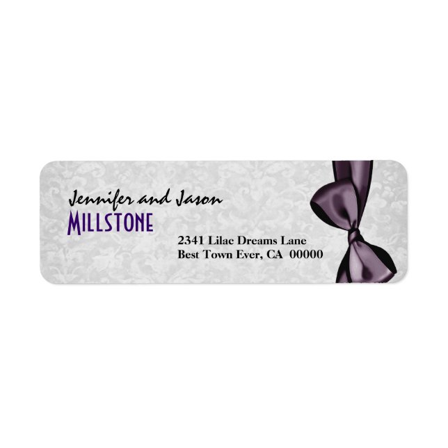 Étiquette Purple Faux Satin Bow Lettres modernes sur Damask (Devant)