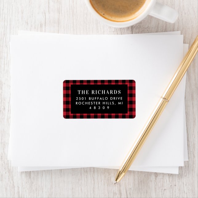 Étiquette Red et Black Buffalo Plaid Holiday Adresse de reto (En situation)