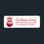 Étiquette Red Orament Christmas Retourner l'adresse<br><div class="desc">Étiquettes de retour élégant et classe pour Noël (Noël) Cartes de voeux / enveloppes de Noël. Arrière - plan de bal de décoration rouge. Lettres modernes ROUGES pour nom de famille et adresse. La couleur et la police de la lettre peuvent être modifiées.</div>