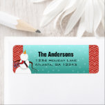 Étiquette Retro Red Aqua Christmas Snowman Qui Regarde Vers<br><div class="desc">Cute Snowman Regard sur les Stars Retro Funny Noël Snowman Chevron Zigzag Motif Retour Adresse Label en Rouge et Vert - Voir plus Designs de Noël par Sandra Mack Studio</div>