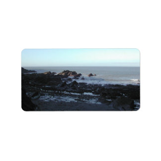 Étiquette Rocky Beach. Vue Côtière pittoresque.