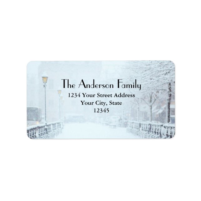 Étiquette Rue couverte de neige bordée d'arbres et d'lampada (Devant)