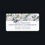 Étiquette Rustic Floral 80th Birthday Party Adresse de retou<br><div class="desc">Très joli label d'adresse botanique florale bleu et blanc pour votre fête du 80e anniversaire. Des roses blanches et de petites fleurs bleues sont nichées dans un feuille vert profond. Une description de la fête est en bleu, l'adresse est en gris foncé. Cet article fait partie de la collection 80th...</div>