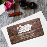 Étiquette Rustic Wood vient de se marier Mariages de typogra<br><div class="desc">Ajoutez une touche rustique à vos invitations de mariage avec notre Étiquette Mariage Rustic Wood Just Married White Typography ! Le design avant est composé d'un arrière - plan rustique à la texture de bois orné d'un logo blanc "Just Married", de coeurs et d'anneaux mariages. Personnalisez-le avec les noms de...</div>