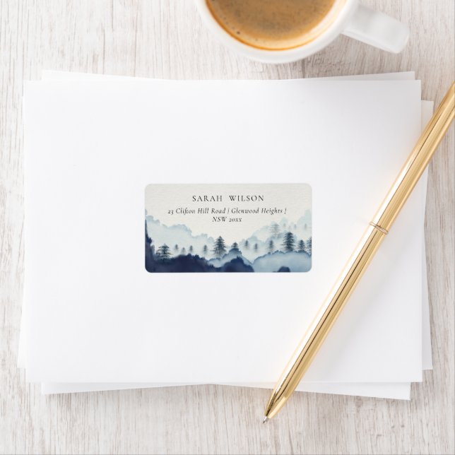 Étiquette Rustique Encre Bleue Marine Pine Woods Mountain Ad (En situation)