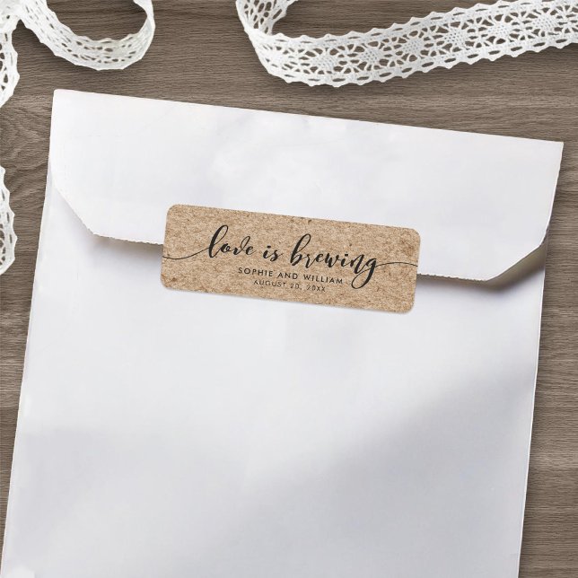 Étiquette Rustique Faux Kraft Script L'amour est en train de (Créateur téléchargé)