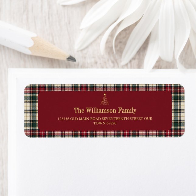 Étiquette Sapin de Noël élégant rouge tartan or script (En situation)