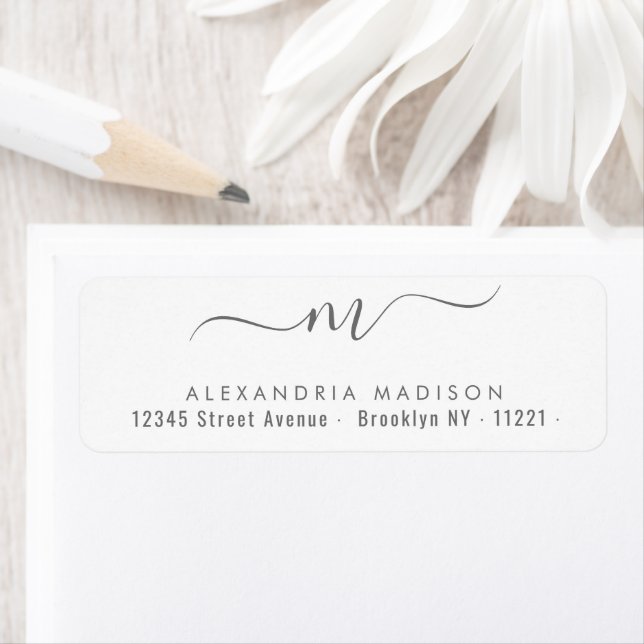 Étiquette Script Chic Monogramme Silver Grey Typographie mod (En situation)