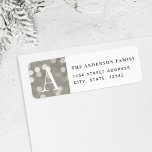 Étiquette Silver Christmas Lights Holiday Adresse de retour<br><div class="desc">Étiquettes d'adresse de retour de vacances personnalisées avec un design élégant et moderne avec votre monogramme personnalisé sur arrière - plan de livre d'argent.</div>