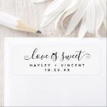 Étiquette Simple Amour Moderne Est Mariage de noms de script<br><div class="desc">Créez votre propre étiquette mariage avec notre modèle facile à utiliser ! Avec "L'amour est doux" dans un script de calligraphie chic avec un coeur placé comme point pour le "i", et une typographie minimaliste moderne. Cliquez sur "Personnalisez ce modèle" pour ajouter vos noms et votre date de mariage pour...</div>