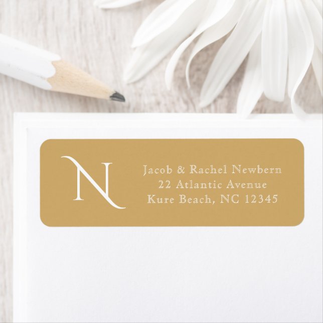 Étiquette Simple Elegance Monogram Gold Return Address (En situation)