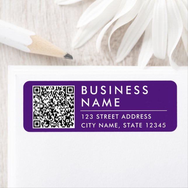 Étiquette Simple Moderne Purple Entreprise Business Web QR C (En situation)