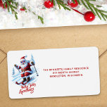 Étiquette Ski Script tendance Père Noël Christmas Retours Ad<br><div class="desc">Voici un Père Noël cool et drôle qui dahine à travers la neige sur son ciel avec des pins enneigés dans l'arrière - plan. Cette oeuvre donne une touche moderne aux éléments de vacances traditionnels.</div>