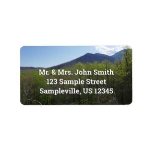 Étiquette Smoky Mountains dans un paysage printanier