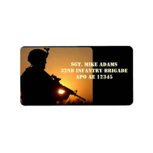 Étiquette Soldat militaire avec le fusil au coucher du