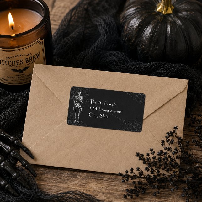 Étiquette Squelette Vintage Toile d'Araignée Gothique Hallow (Send out spooky greetings with this vintage skeleton spider web gothic Halloween design.)