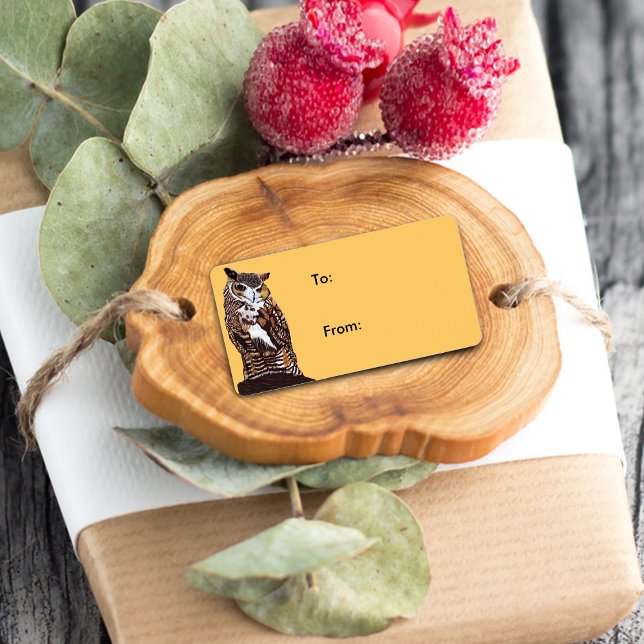 Étiquette Tag cadeau de la chouette Brown Regal (Majestic brown owl sitting on tree stump on golden yellow gift tab label.)