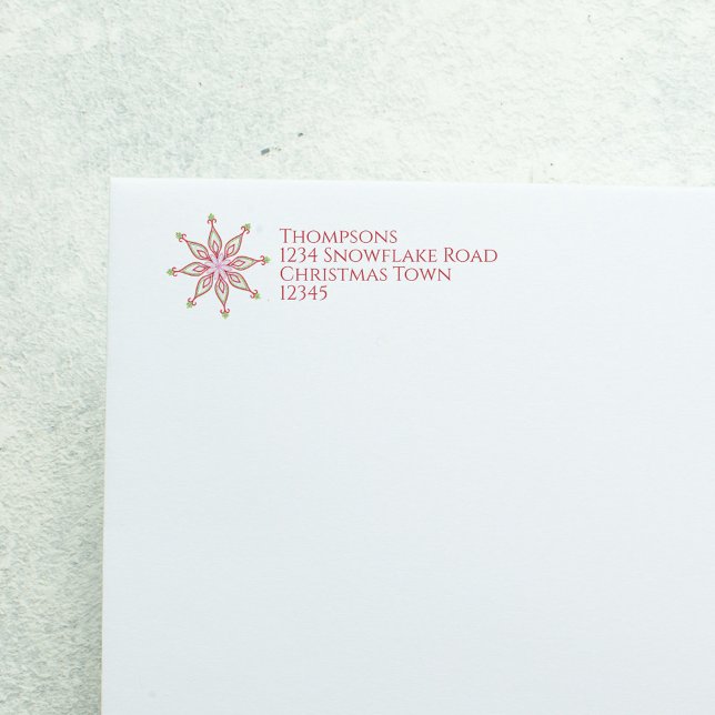 Étiquette Timbre de Noël flocon de neige rouge et vert avec  (Red and green Christmas snowflake return address label with festive holiday typography.)