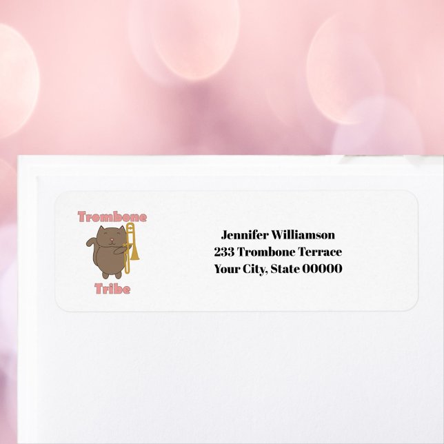 Étiquette Tribu de Trombones Chat Mignon Personnaliser Adres (A return address label with a cat holding a trombone and the words trombone tribe.)