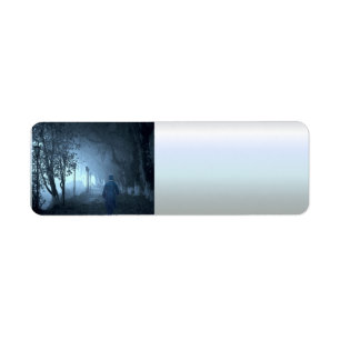 Étiquette Un étranger dans le parc dans le brouillard noctur