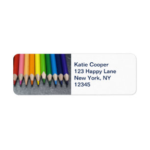 Étiquette Une rangée de crayons colorés.