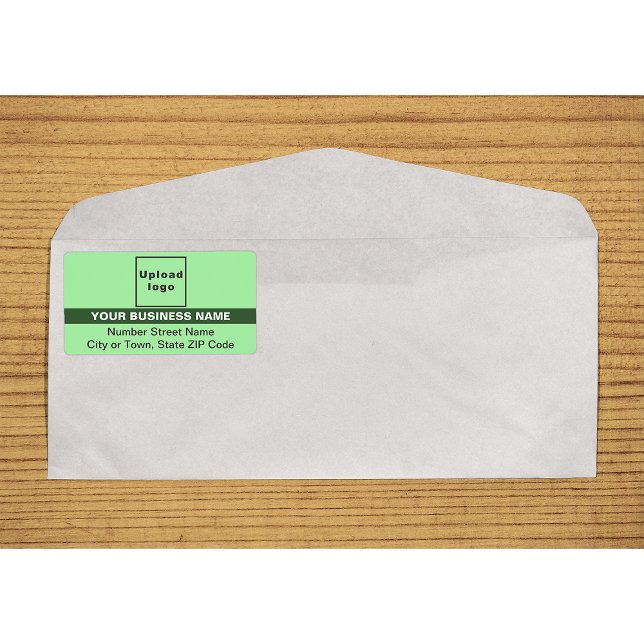 Étiquette Vert clair Avec Marque Surlignée Nom Livraison (Light green with highlighted brand name shipping label on envelope)