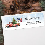Étiquette Vintage Christmas Red Truck US Drapeau Adresse de<br><div class="desc">Cartes de Noël vintage Camion Rouge Célébrez les Fêtes avec charme patriotique Répandez la joie et réjouissez festivement cette saison avec nos Cartes de Noël Vintage Camion Rouge. Parfaitement inspirées de l'esprit d'un pays d'hiver rustique, ces cartes présentent un charmant camion rouge orné d'un sapin de Noël à l'arrière, sur...</div>