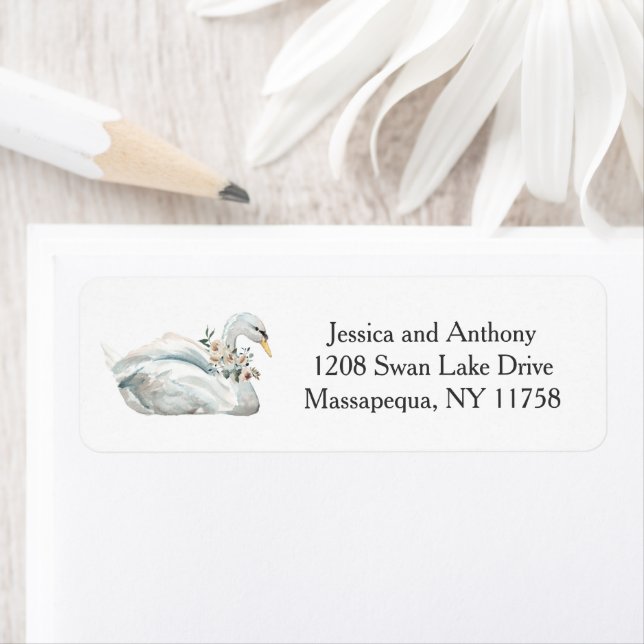 Étiquette White Swan et Rose Floral Adresse de retour (En situation)