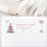Étiquette Winter Christmas Tree Pink Bow Adresse de retour<br><div class="desc">Ajoutez une touche festive à votre courrier de vacances avec l'étiquette d'adresse de retour Bow Rose Arbre de Noël d'hiver. Doté d'un design charmant avec d'élégants arbres de Noël, des flocons de neige délicats et un arc rose sucré, ce étiquette est parfait pour ajouter une touche saisonnière et féminine à...</div>