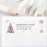 Étiquette Winter Christmas Tree Pink Bow Adresse de retour<br><div class="desc">Ajoutez une touche festive à votre courrier de vacances avec l'étiquette d'adresse de retour Bow Rose Arbre de Noël d'hiver. Doté d'un design charmant avec d'élégants arbres de Noël, des flocons de neige délicats et un arc rose sucré, ce étiquette est parfait pour ajouter une touche saisonnière et féminine à...</div>