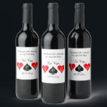 Étiquettes bouteille de vin fin pour Vegas mariage<br><div class="desc">Étiquettes bouteille de vin fin pour Vegas mariage de jeu. Elégant modèle design avec coeur rouge et logo de chat. Personnalisez avec le texte personnalisé et les noms de mariée et mariée. Partie d'un beau thème impliquant papeterie assortie et décoration de table exubérante. Destination de luxe mariage de fête privilégie...</div>