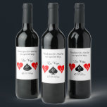 Étiquettes bouteille de vin fin pour Vegas mariage<br><div class="desc">Étiquettes bouteille de vin fin pour Vegas mariage de jeu. Elégant modèle design avec coeur rouge et logo de chat. Personnalisez avec le texte personnalisé et les noms de mariée et mariée. Partie d'un beau thème impliquant papeterie assortie et décoration de table exubérante. Destination de luxe mariage de fête privilégie...</div>